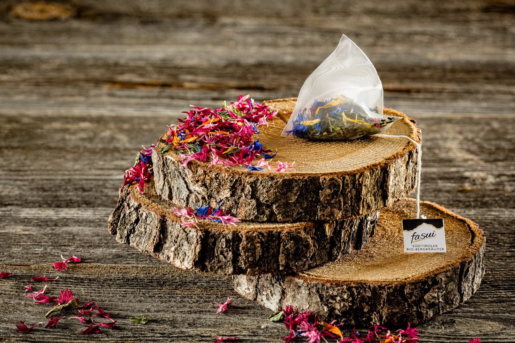 Kräutertee und Blüten in der originalen Fasui Fotografie